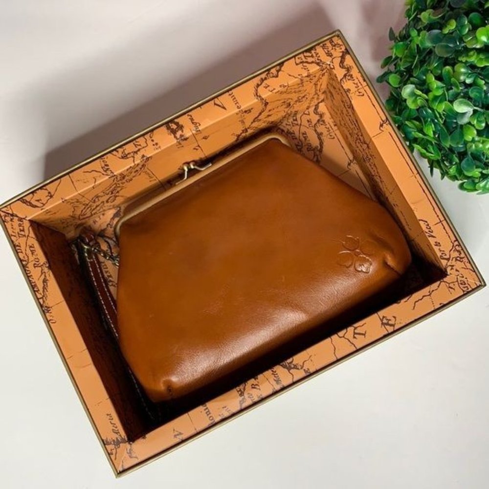 NWOT‎ Patricia Nash Savena Tan KissLock Wristlet